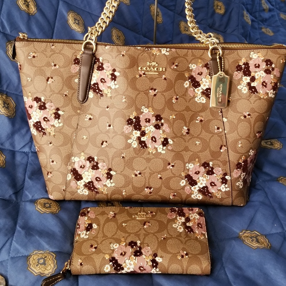 ISO matching makeup bag for this bag